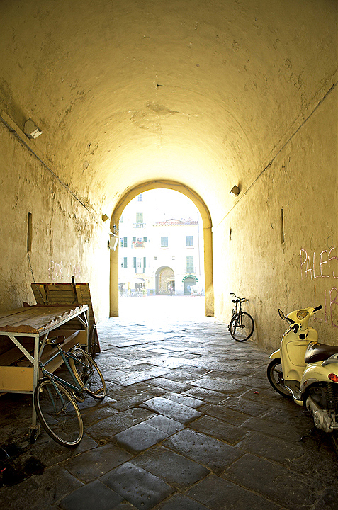 Ampliar Piazza Anfiteatro, Lucca