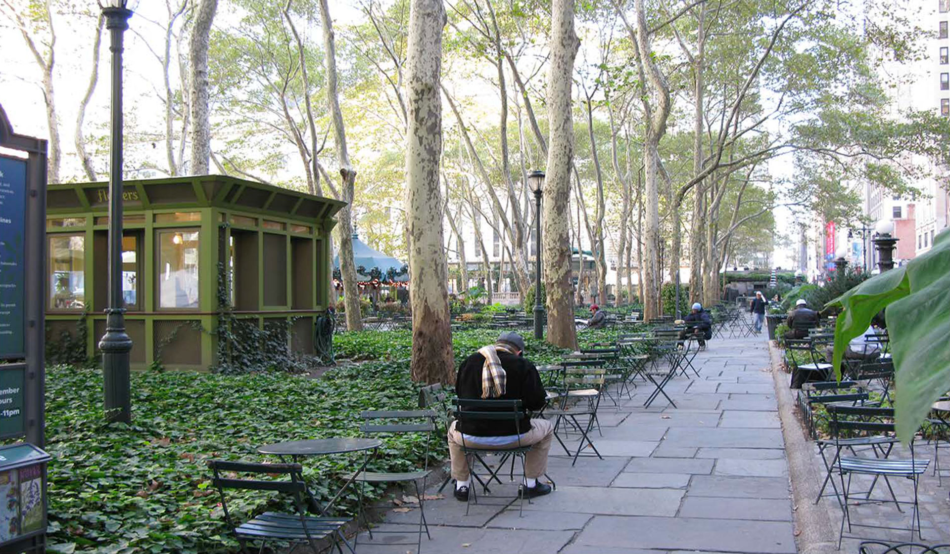 Fotografía de hombre sentado en una mesa en un parque