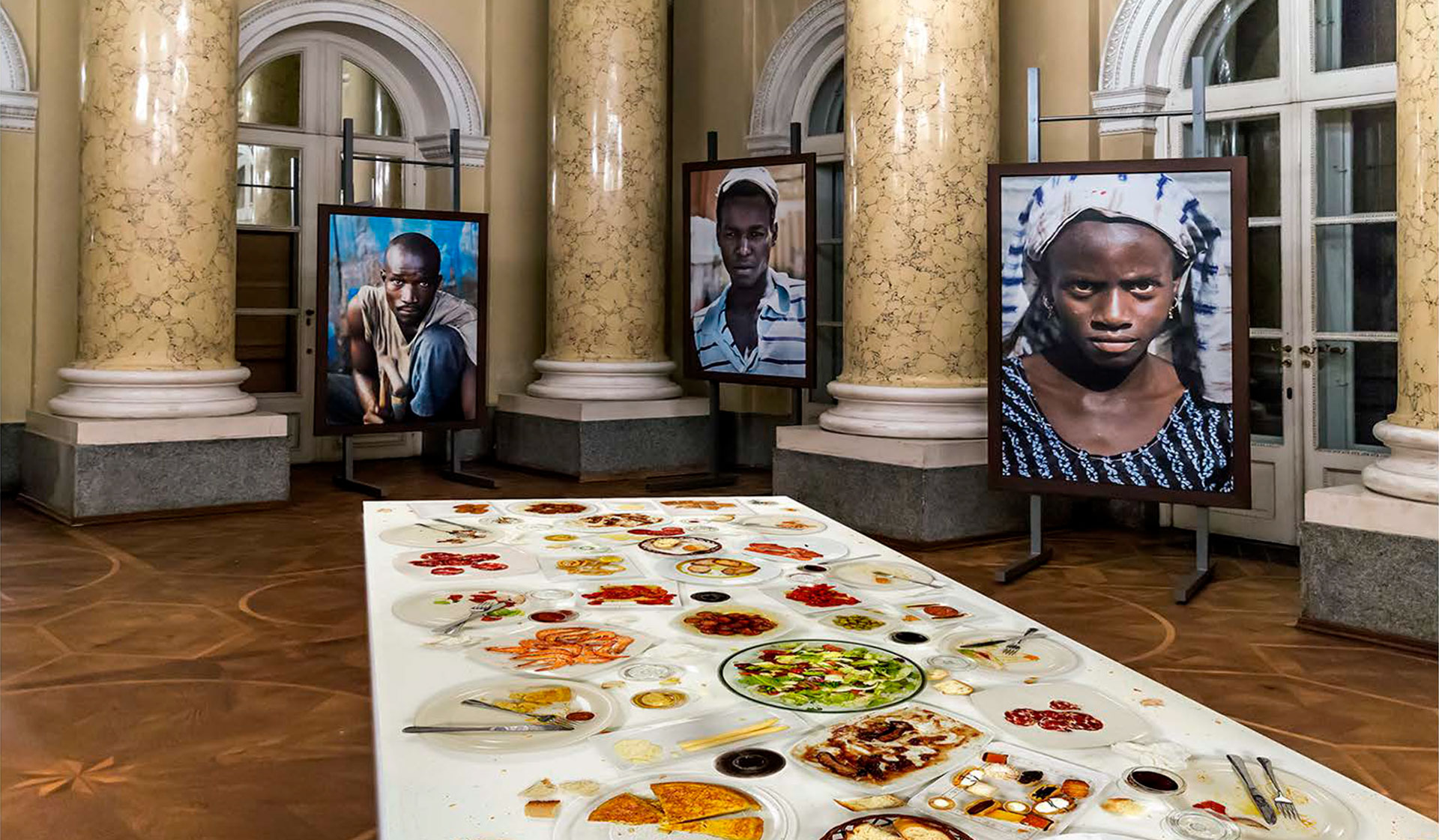 Sala de exposiciones con fotografías del arista visual Ángel Marcos