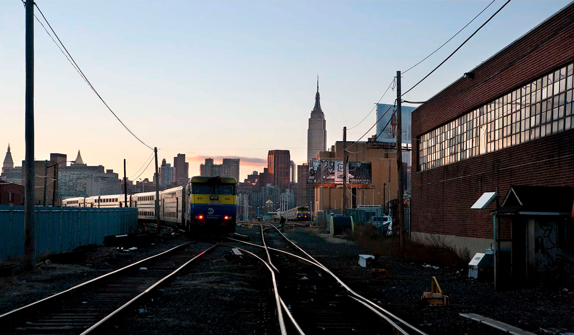 fotografía de tren en ciudad